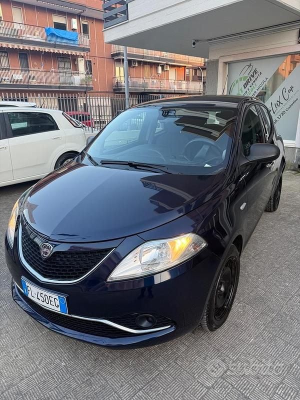 Usata Lancia Ypsilon Silver 69 CV (50 kW) 2017 Blu Utilitaria