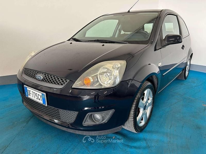 Blu/azzurro Usata 2007 Ford Fiesta Tre volumi | 2190 € (Ottimo prezzo) - Immagine 1/4