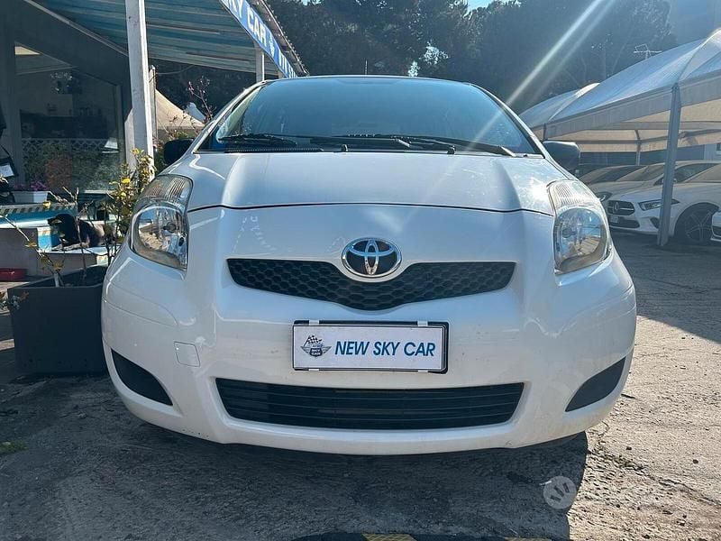 Usata Toyota Yaris Sol 69 CV (50 kW) 2009 Bianco Utilitaria