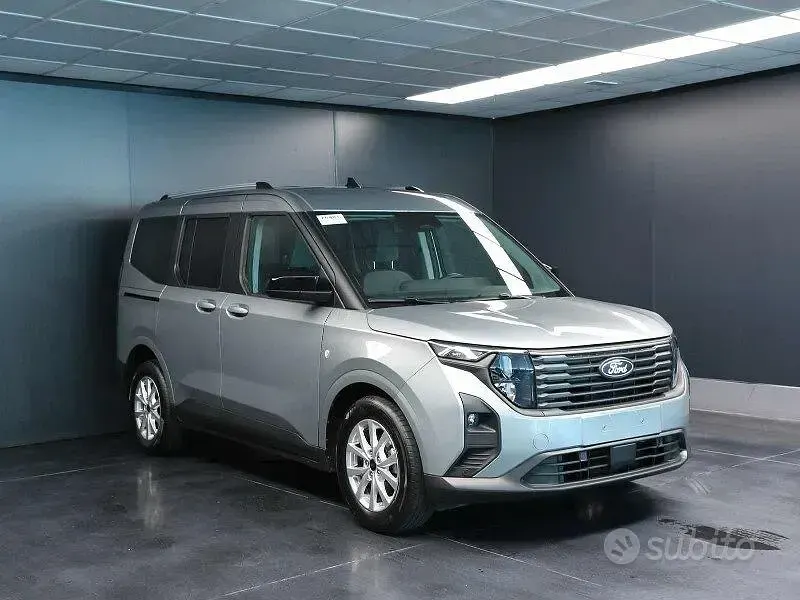 Usata Ford Tourneo Courier Titanium 124 CV (91 kW) 2025 Argento Monovolume