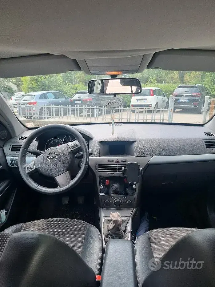 Käytetty Opel Astra 150 HP (110 kW) 2006 Musta Sedan