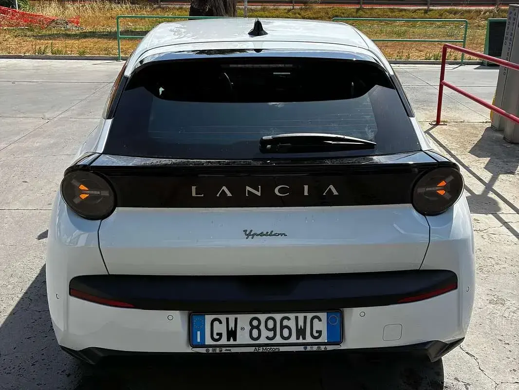 Usata Lancia Ypsilon 101 CV (74 kW) 2025 Bianco Utilitaria