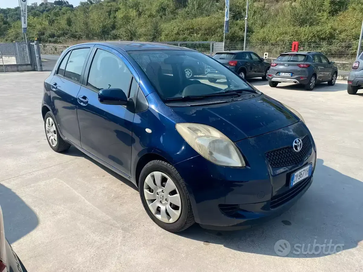 Usata Toyota Yaris 69 CV (50 kW) 2005 Blu Berlina