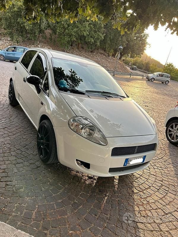 Bianco Usata 2010 Fiat Grande Punto Due volumi | 4500 € (Buon prezzo) - Immagine 1/3