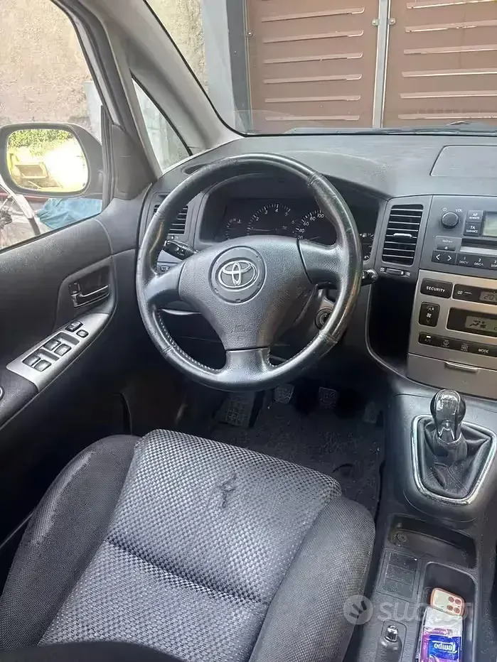 Usata Toyota Corolla 90 CV (66 kW) 2004 Grigio Station wagon