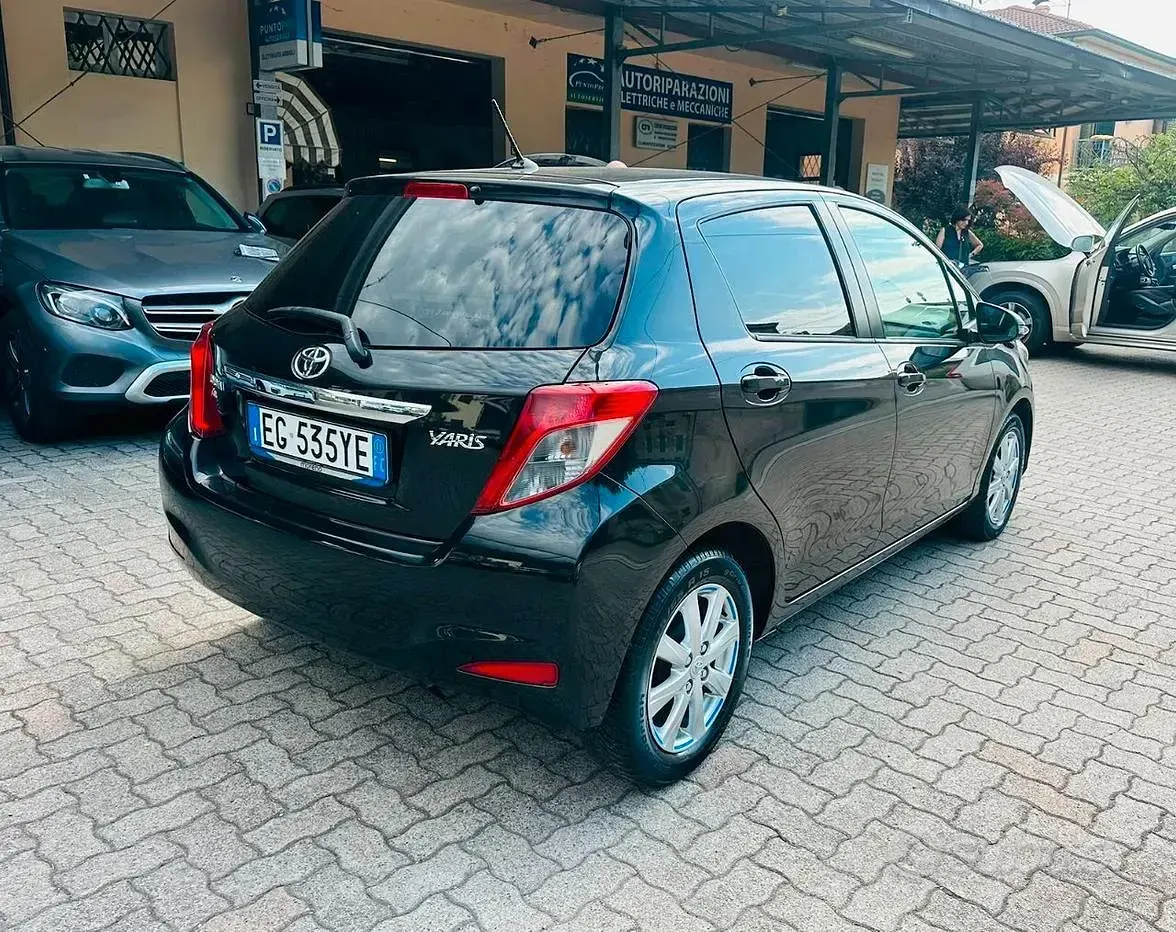 Usata Toyota Yaris Lounge 69 CV (50 kW) 2011 Nero Utilitaria