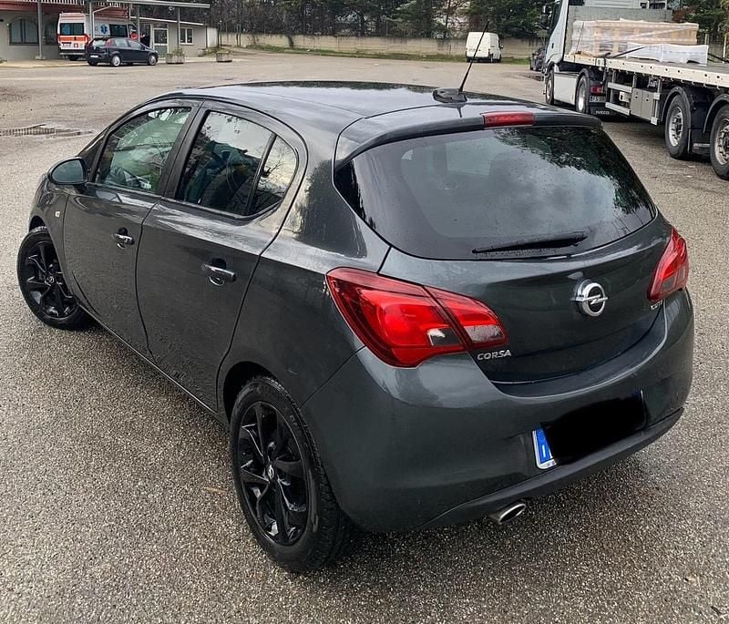 Usado Opel Corsa 75 CV (55 kW) 2017 Gris Utilitario