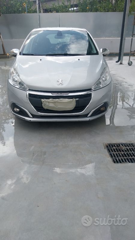 Grigio Usata 2013 Peugeot 208 Due volumi | 2500 € (Ottimo prezzo) - Immagine 1/4