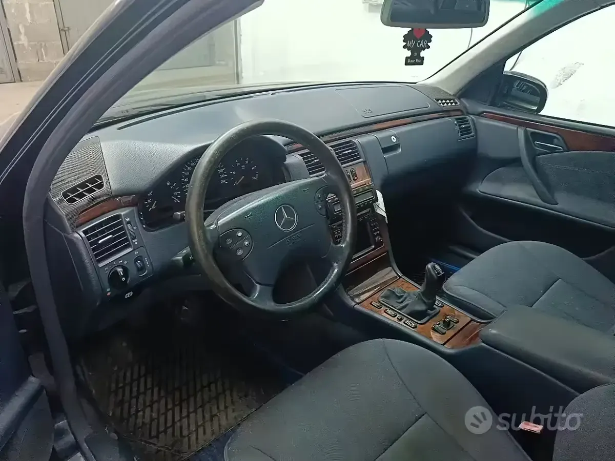 Usata Mercedes E270 116 CV (85 kW) 2001 Blu Berlina