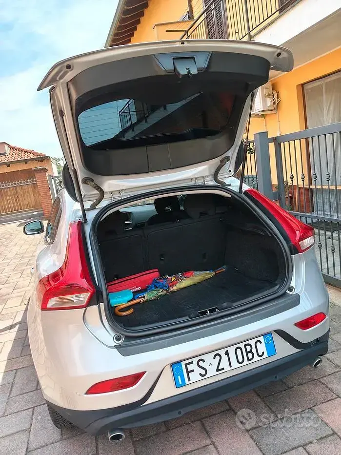 Usata Volvo V40 120 CV (88 kW) 2018 Grigio Berlina