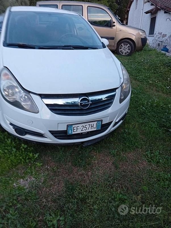 Bianco Usata 2011 Opel Corsa Tre volumi | 2500 € - Immagine 1/4