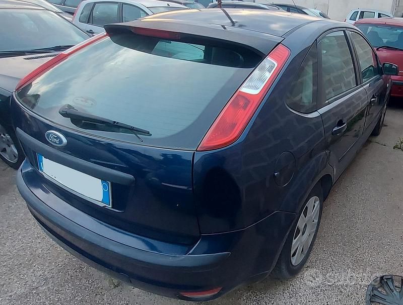 Begagnad Ford Focus 2005 Blå Sedan