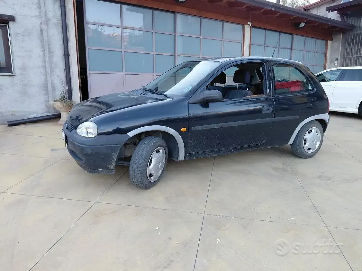 Usata Opel Corsa 45 CV (33 kW) 1997 Nero Utilitaria