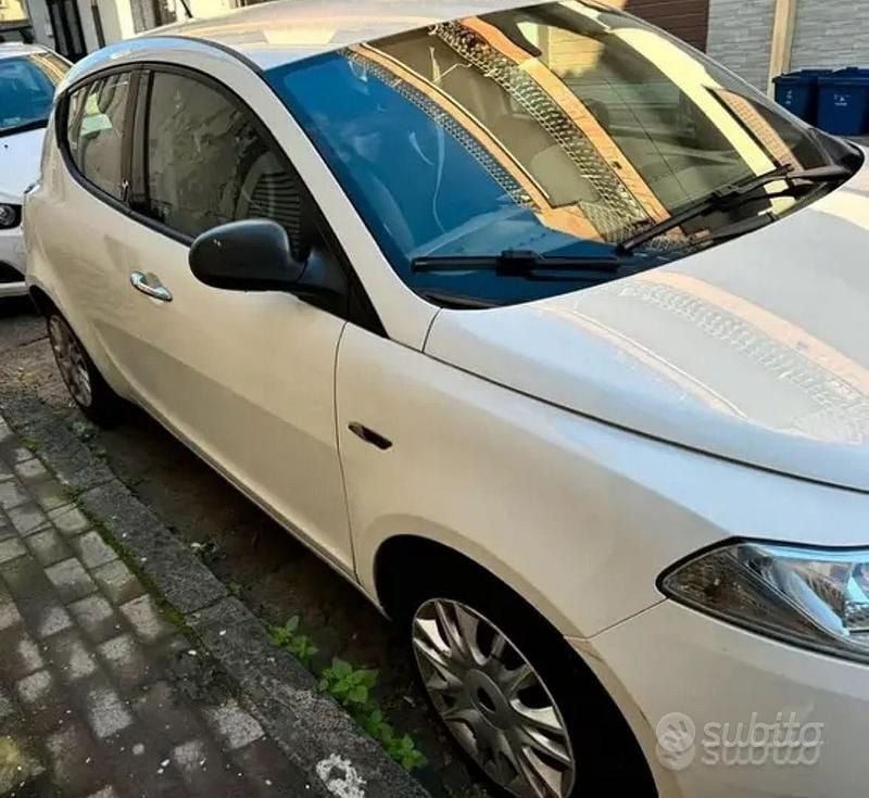 Usata Lancia Ypsilon Silver 69 CV (50 kW) 2016 Bianco Utilitaria