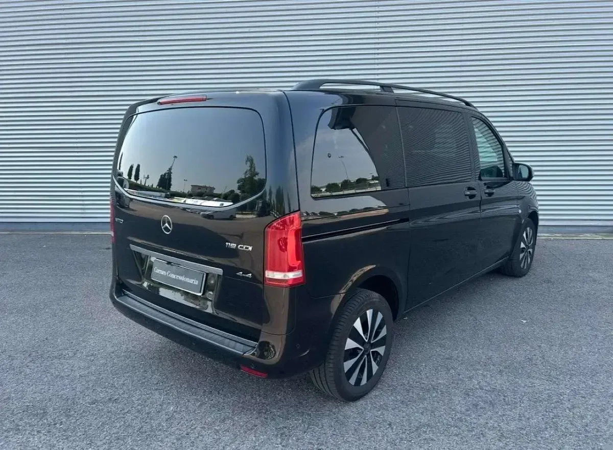 Usata Mercedes Vito 190 CV (139 kW) 2023 Nero metallizzato Furgone
