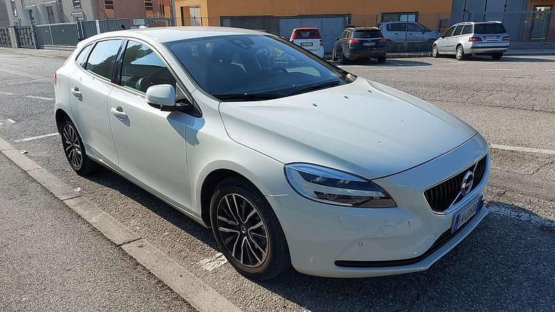 Usata 2019 Volvo V40 Business Edition Tre volumi | 13.000 € (Buon prezzo) - Immagine 1/4