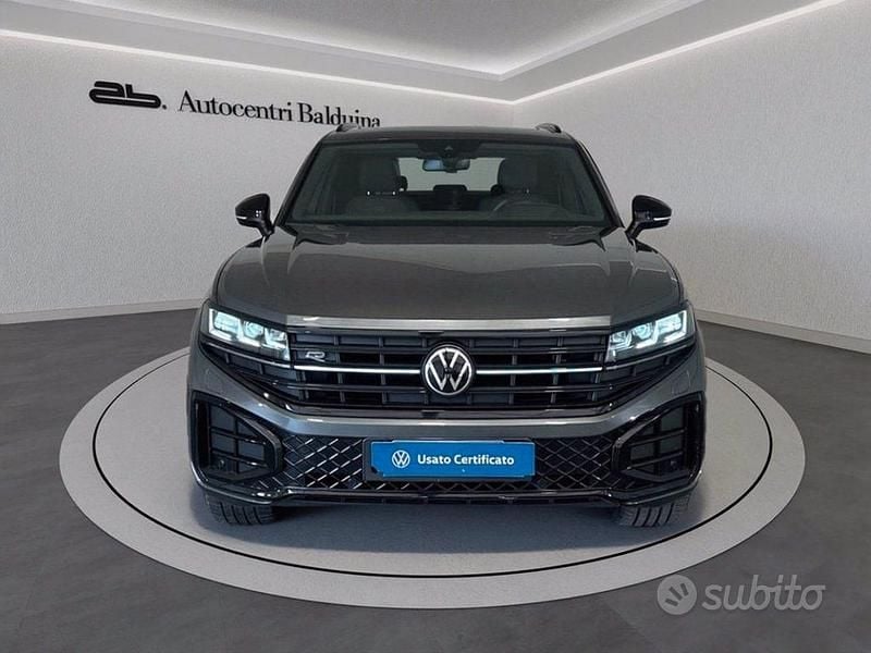 Usata VW Touareg R-line 231 CV (169 kW) 2024 Silizium grey metallizzato SUV