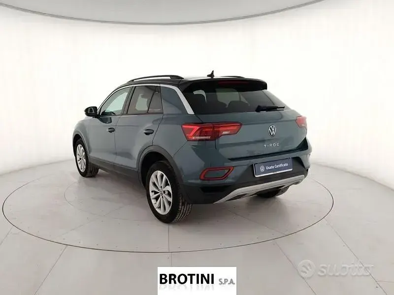 Usata VW T-Roc Life 110 CV (80 kW) 2023 Blu SUV