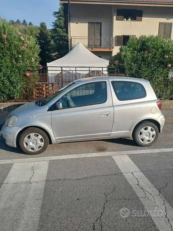 Usata Toyota Yaris 75 CV (55 kW) 2005 Grigio Berlina