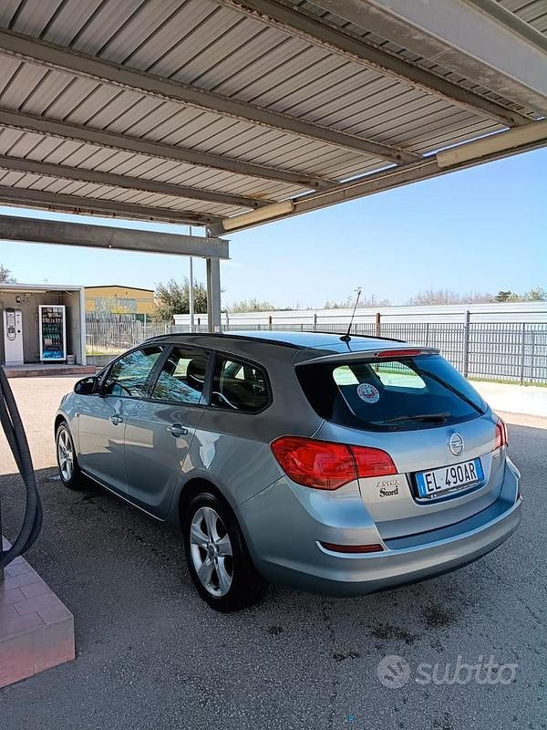 Usata Opel Astra 110 CV (80 kW) 2012 Grigio Station wagon