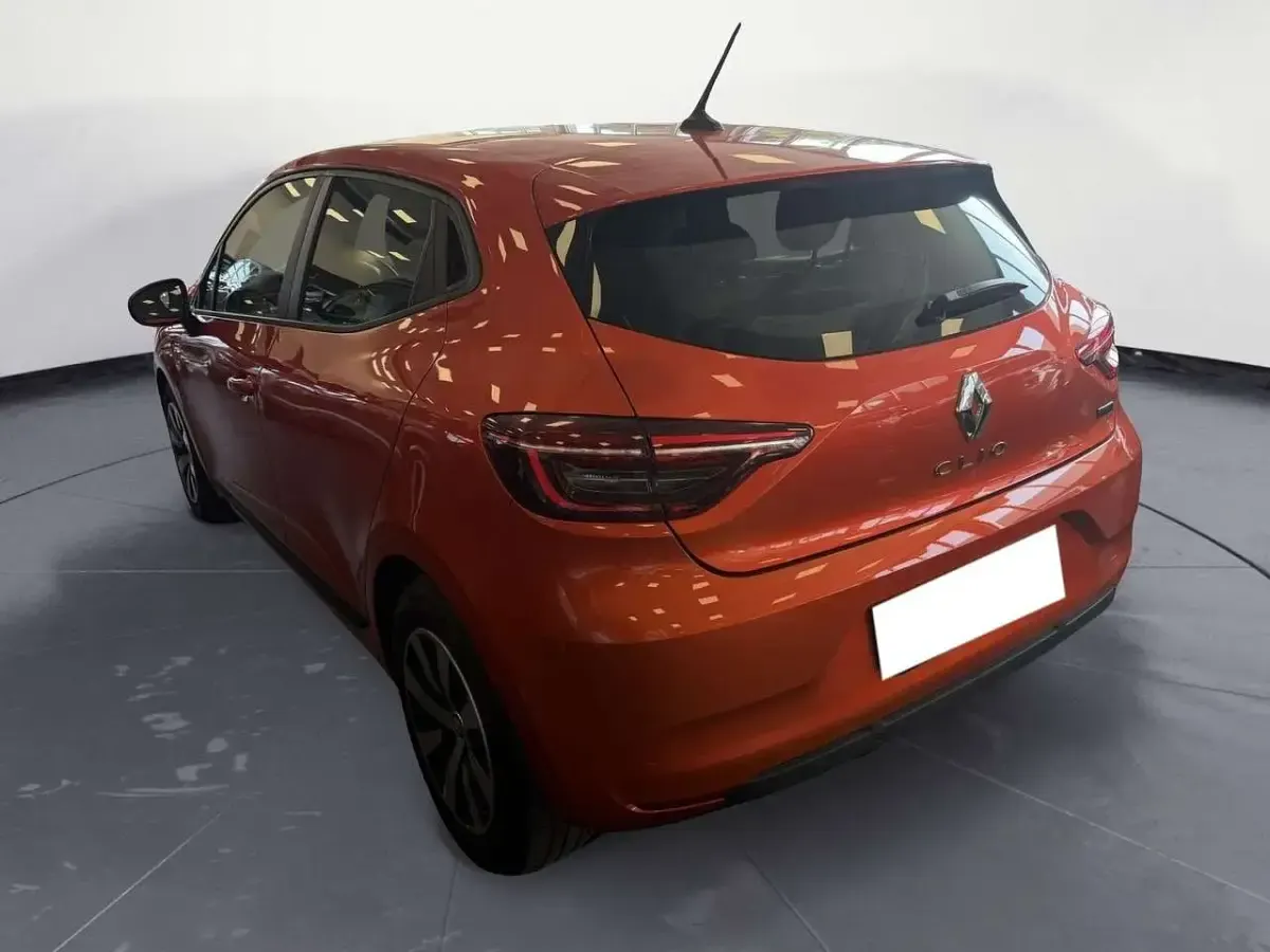 Usata Renault Clio V Equilibre 140 CV (102 kW) 2023 Arancione Berlina