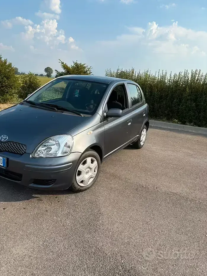 Usata Toyota Yaris Sol 65 CV (47 kW) 2004 Grigio Utilitaria