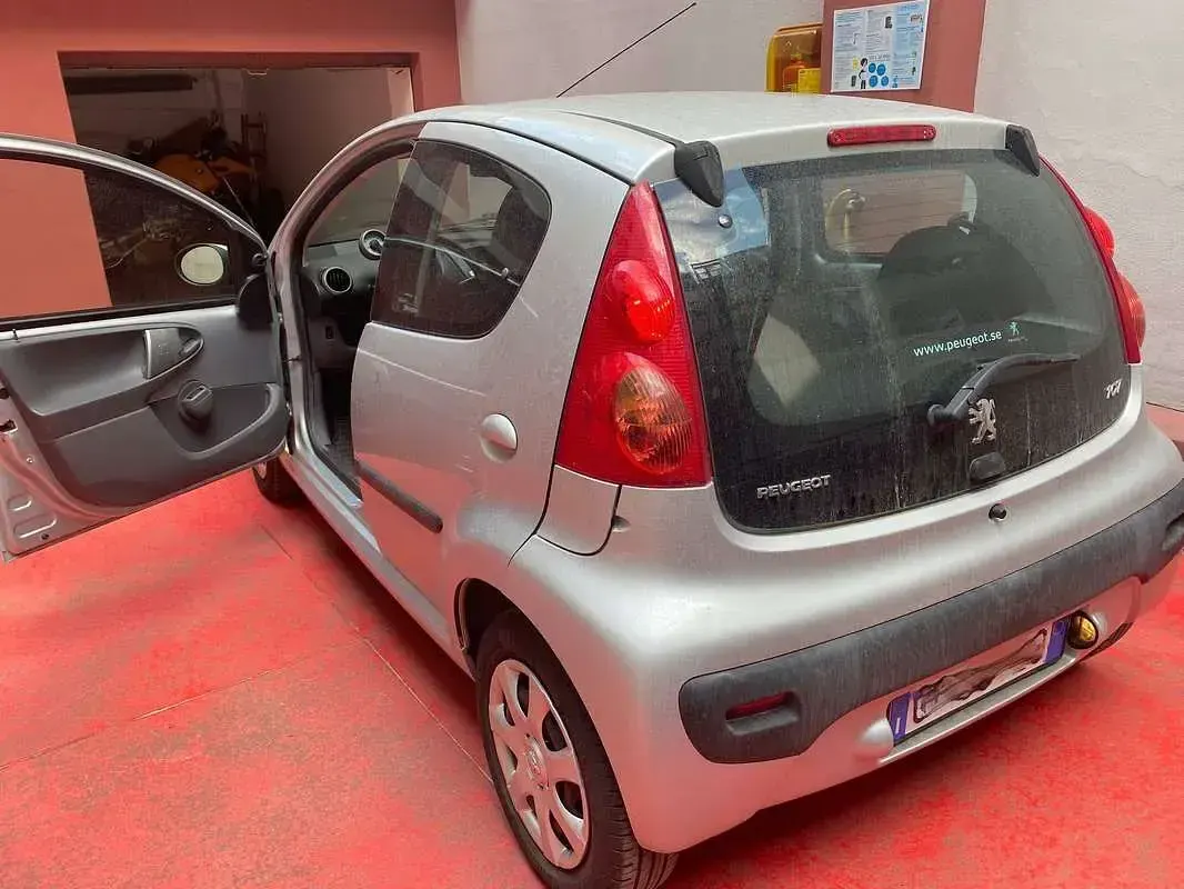 Usata Peugeot 107 Allure 68 CV (50 kW) 2011 Argento Utilitaria