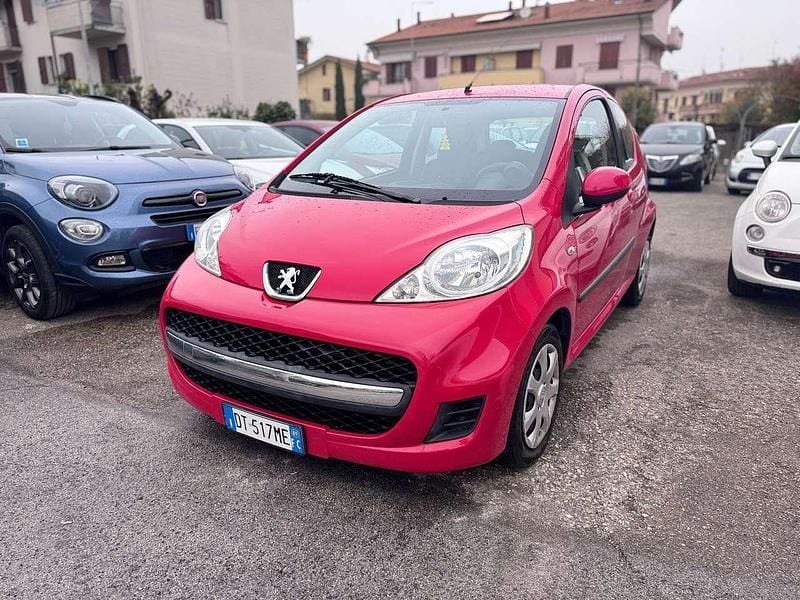 Rosso Usata 2009 Peugeot 107 Allure Due volumi | 4900 € (Buon prezzo) - Immagine 1/4