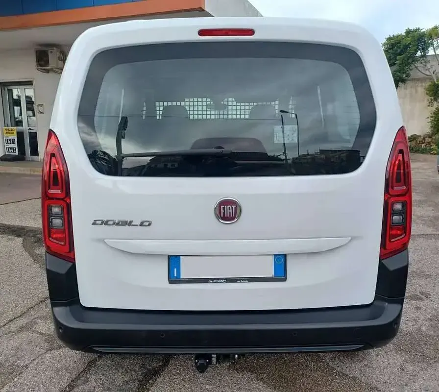 Usata Fiat Doblò 131 CV (96 kW) 2023 Bianco Monovolume