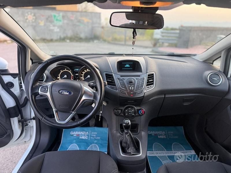 Usata Ford Fiesta 75 CV (55 kW) 2014 Bianco Utilitaria