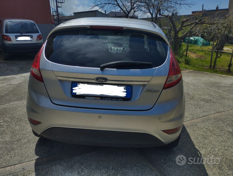Usata Ford Fiesta Titanium 82 CV (60 kW) 2010 Grigio Utilitaria