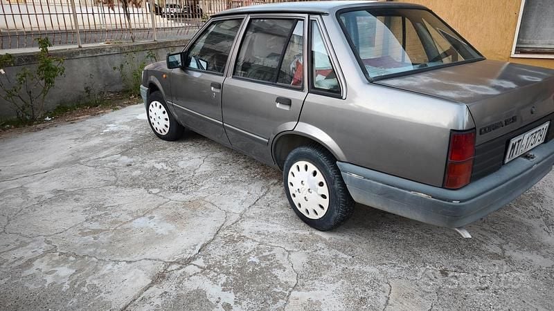 Usata Opel Corsa 54 CV (39 kW) 1993 Marrone Berlina