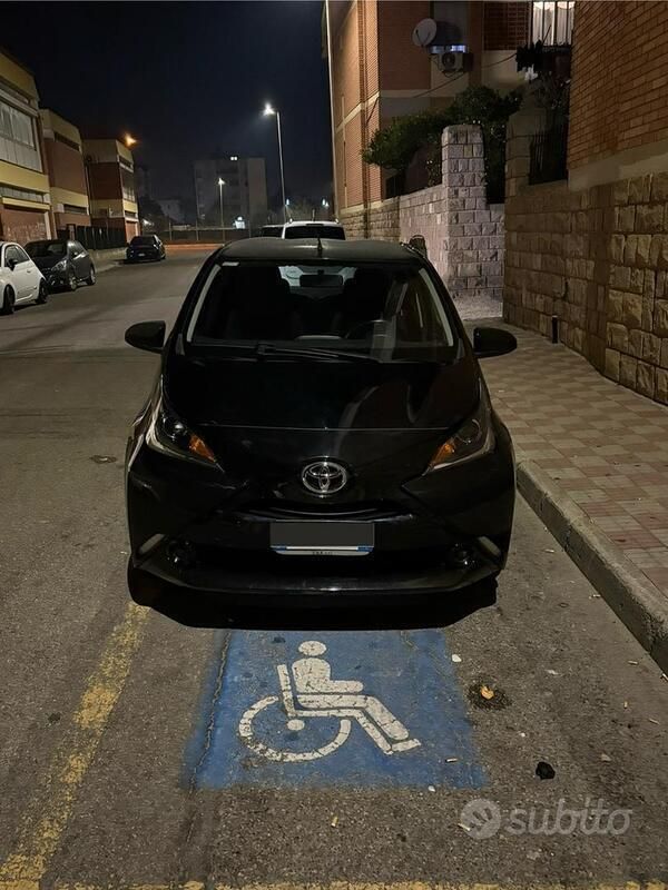 Nero Usata 2017 Toyota Aygo Due volumi | 7000 € (Buon prezzo) - Immagine 1/4