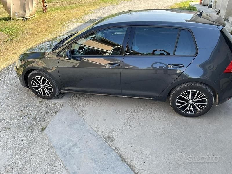 Usata VW Golf VII Highline 110 CV (80 kW) 2016 Grigio Berlina