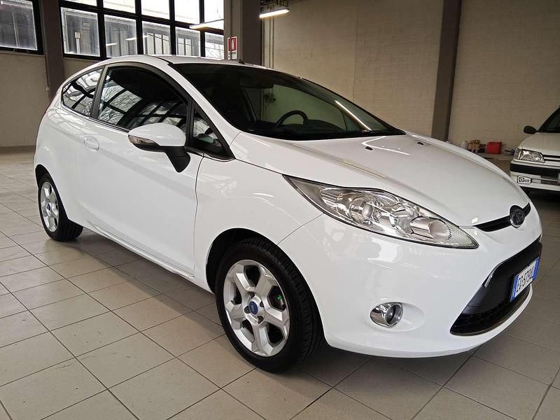 Usata Ford Fiesta Titanium 82 CV (60 kW) 2010 Bianco Utilitaria