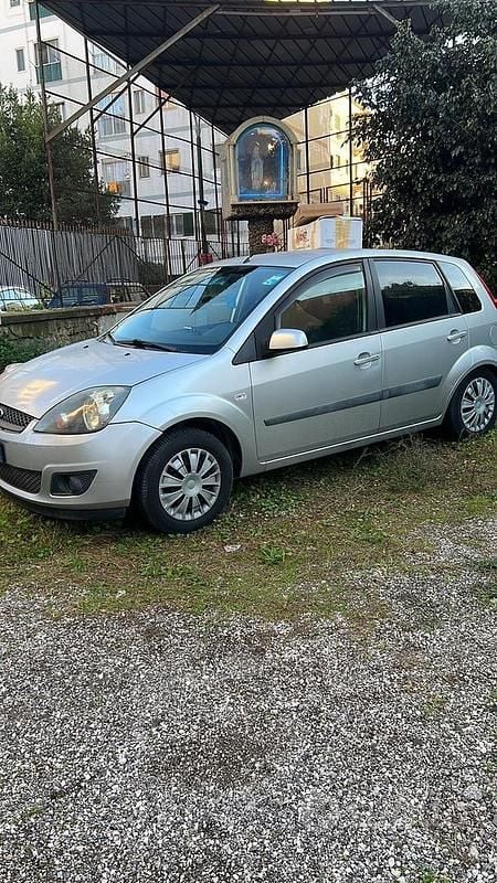 Grigio Usata 2006 Ford Fiesta Ghia Tre volumi | 1500 € (Ottimo prezzo) - Immagine 1/4