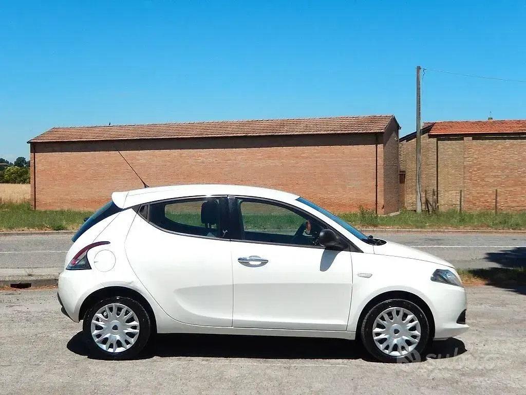 Usata Lancia Ypsilon 95 CV (69 kW) 2014 Bianco Utilitaria