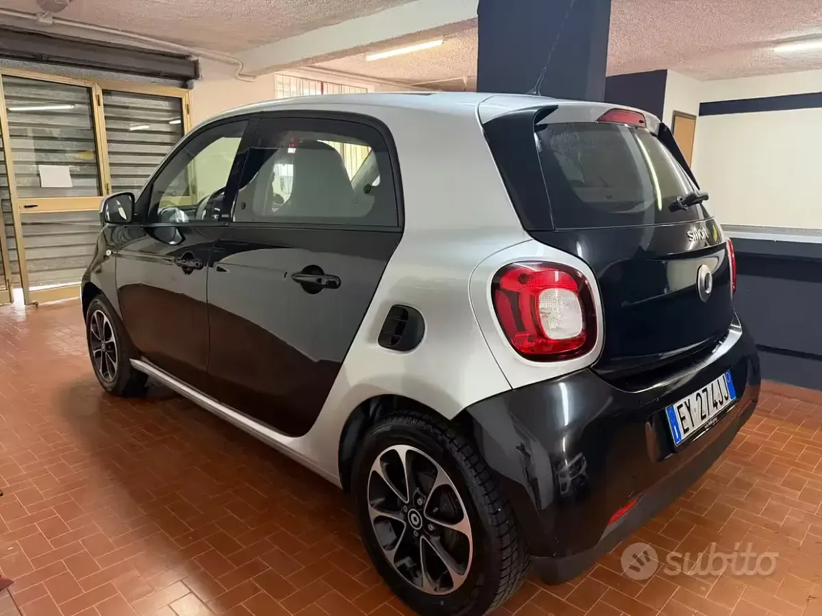 Usata Smart ForFour Prime 71 CV (52 kW) 2015 Nero Utilitaria