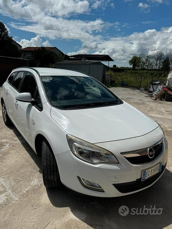 Usata Opel Astra 110 CV (80 kW) 2012 Bianco Berlina