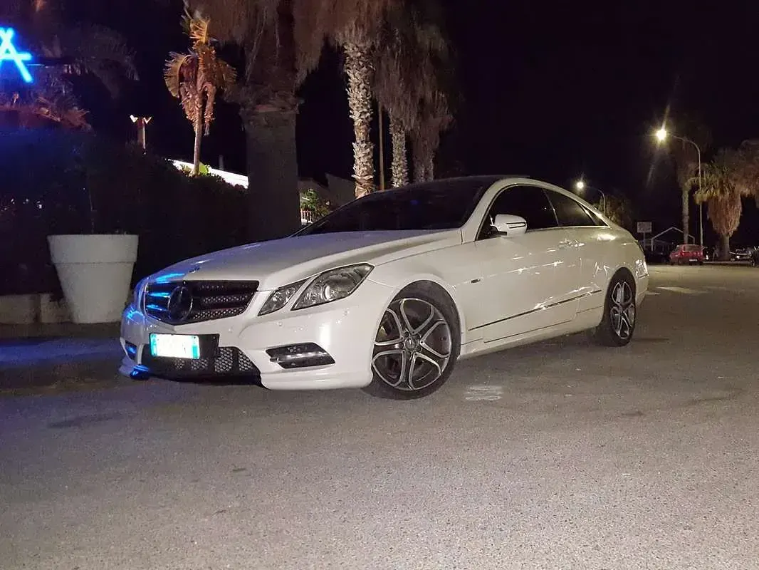 Usata Mercedes E350 AMG 231 CV (169 kW) 2009 Bianco Coupé