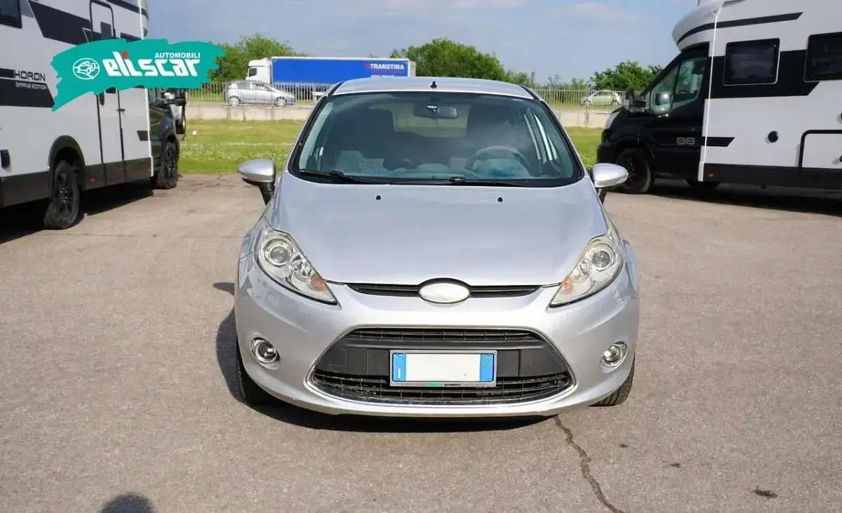 Usado Ford Fiesta 97 HP (71 kW) 2009 Cinzento Sedan