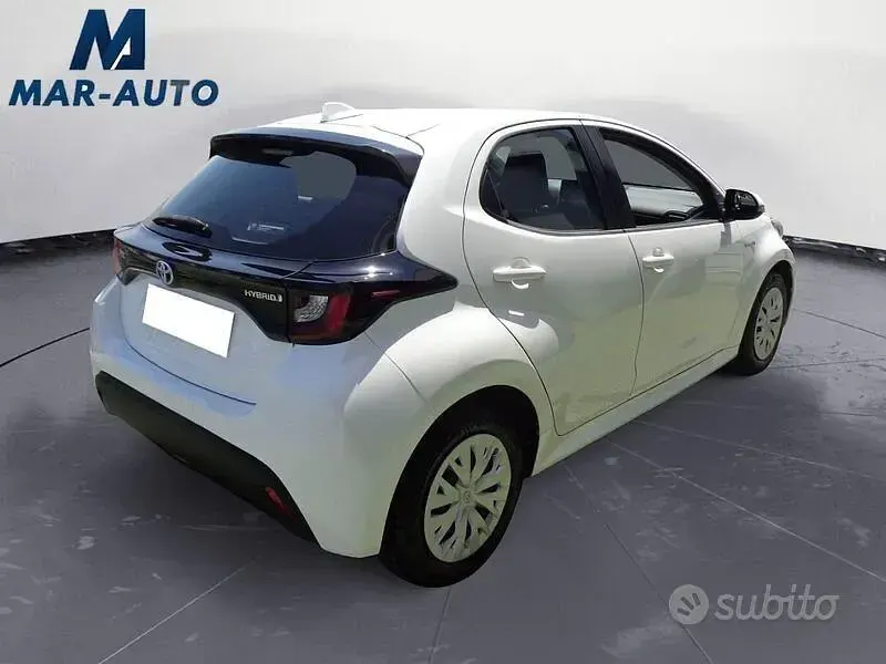Usata Toyota Yaris Hybrid Business Edition 116 CV (85 kW) 2021 Bianco Berlina