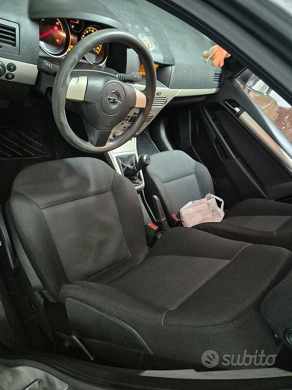Usata Opel Astra Elegance 101 CV (74 kW) 2007 Grigio Station wagon