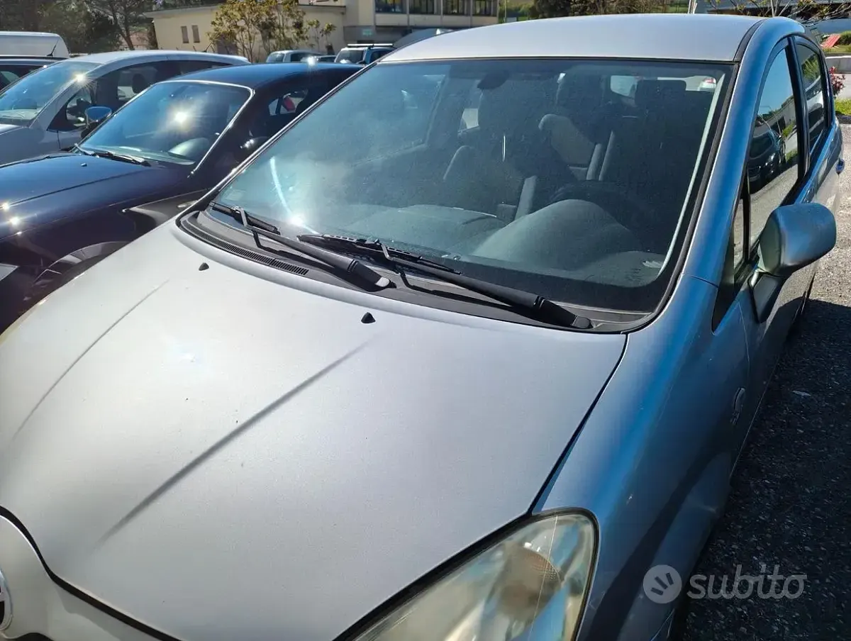 Usata Toyota Corolla Verso 116 CV (85 kW) 2005 Grigio Monovolume