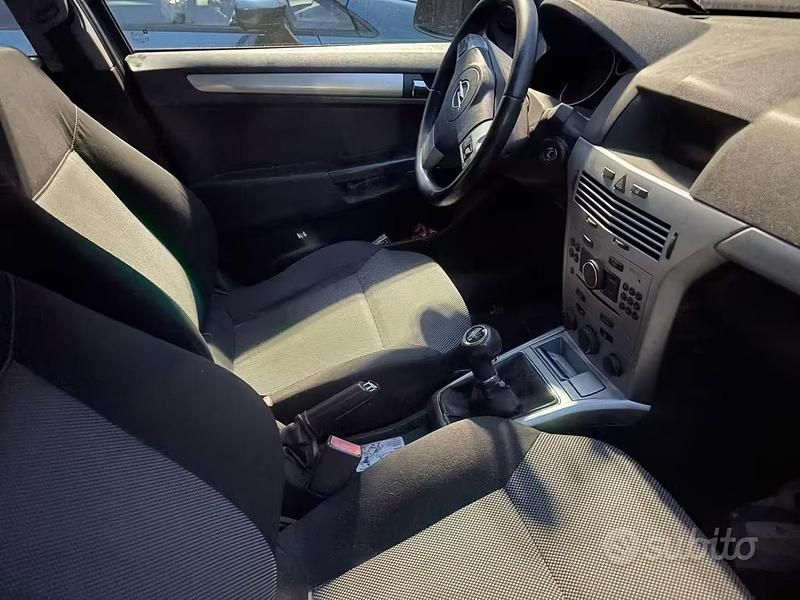 Begagnad Opel Astra Enjoy 90 HK (66 kW) 2010 Grå Sedan