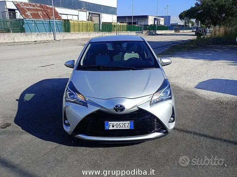Usata Toyota Yaris Active 111 CV (81 kW) 2019 Grigio Berlina