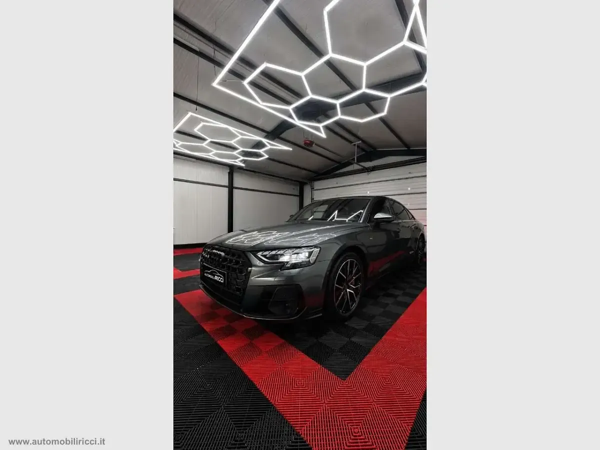 Usata Audi A8L 462 CV (339 kW) 2023 Grigio Berlina