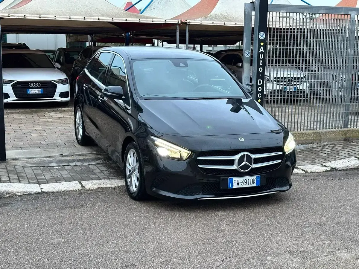 Usata Mercedes B180 116 CV (85 kW) 2019 Nero Utilitaria