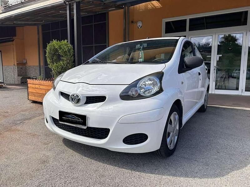 Bianco Usata 2011 Toyota Aygo Connect Style Due volumi | 5000 € (Cara) - Immagine 1/4