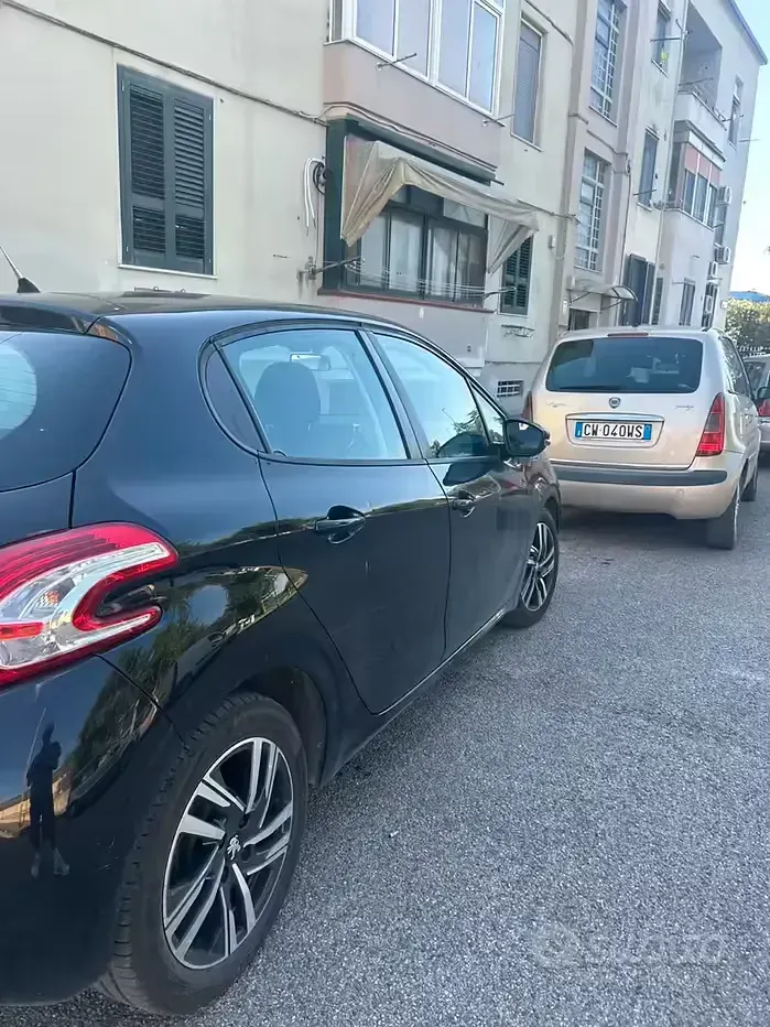 Usata Peugeot 208 90 CV (66 kW) 2014 Nero Utilitaria